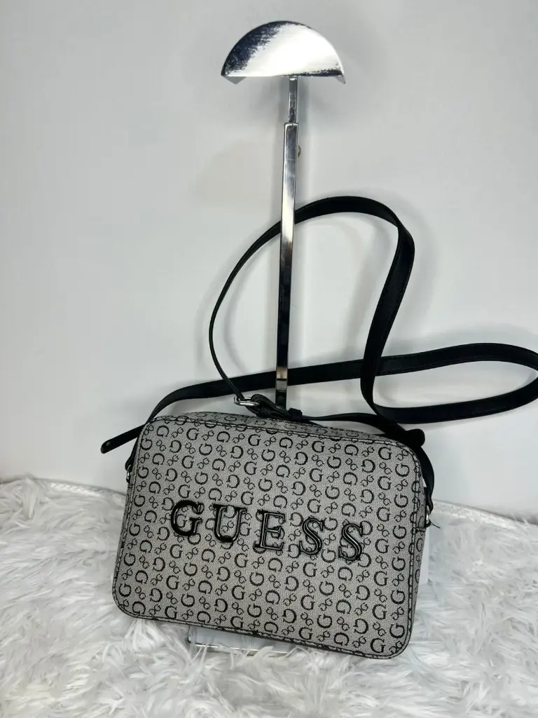 Crossbody Guess Plomo Monograma SV792612